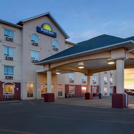 Days Inn By Wyndham Досон-Крик Экстерьер фото