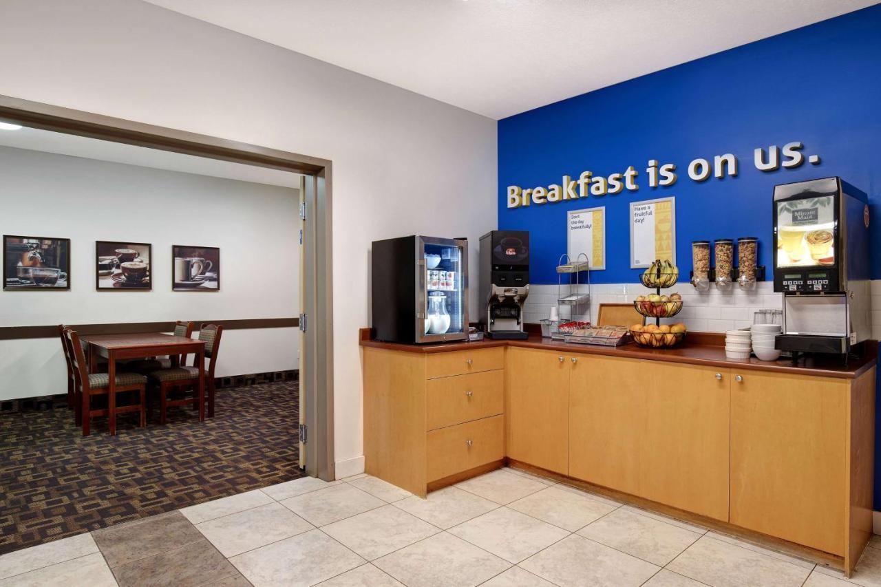 Days Inn By Wyndham Досон-Крик Экстерьер фото